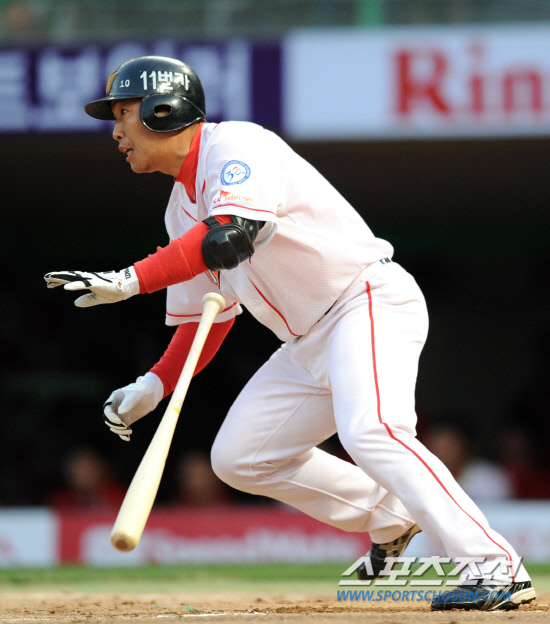 
	27�� ��õ���о߱��忡�� ���� ���ξ߱� SK�� �Ｚ�� ��⿡�� SK ����ȫ�� Ÿ���ϰ� �ִ�.

��õ=������ ���� songs@sportschosun.com/2012.4.27


