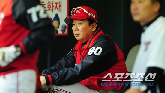 
	 �λ�� KIA�� 2012 ���ξ߱� ��Ⱑ 27�� ��� �߱��忡�� ���� ����. �ʹ� �������� 7���� �ö� �ִ� KIA ������ ������ �ɰ��� ǥ������ ��⸦ ���Ѻ��� �ִ�.

���=������ ���� rainmaker@sportschosun.com/2012.04.27/


