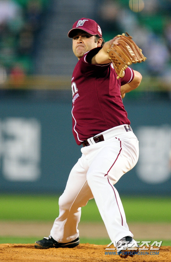 
	LG�� �ؼ��� 2012 ���ξ߱� ��Ⱑ 24�� ��� �߱��忡�� ���� ����. �ؼ� ����Ʈ�� ���� ���� LG Ÿ���� ���� ������ �ϰ� �ִ�. ����Ʈ�� �ý��� 3��⿡ ���� 3���� ����ϰ� �ִ�.

���=������ ���� rainmaker@sportschosun.com/2012.04.24/


