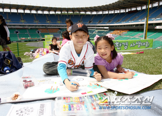 
	SK�� 5�� 5�� ��̳��� �ʵ��л� ���� 100���� ������� �����ȸ�� �����Ѵ�. ��������=SK ���̹���


