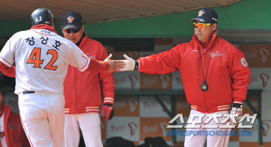 
	SK ����ȣ�� �̸��� ������ �������̺��ϴ� ���. �λ����� ������ ����ȣ�� 29�� 1���� �ö�Դ�. ��õ=���ؿ� ���� noodle@sportschosun.com


