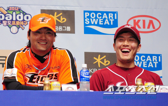 
	������ �� ���� 2012�� �ȵ� ���ξ߱� �̵��̿��� ����ȣ�� �躴���� ����ȸ���� �ϸ� ������ ��Ʈ���� �ִ�. ����� ���� cjg@sportschosun.com/2012.04.03/


