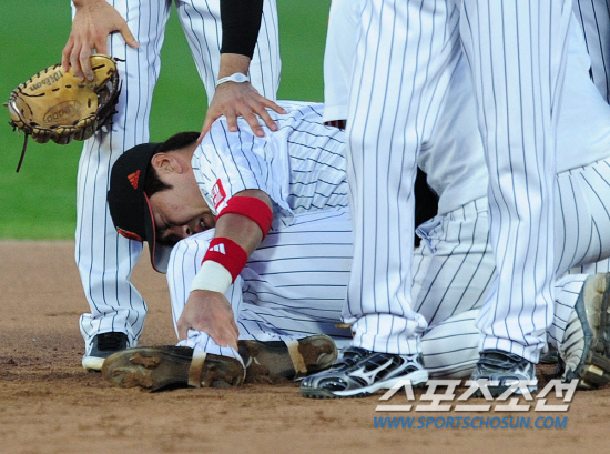 
	28�� �λ걸�忡�� 2012 ���ξ߱� LG�� �Ե��� ��Ⱑ ���ȴ�. 7ȸ�� ���� 1�� ���� �̴����� 2��� ���� �� 1�� ������ ���ϰ��� 2�翡�� �����ƿ��Ǹ� �Ե� ���ݼ� �������� �ε�����. �������� �߸� ������ ������ ���뽺�����ϰ� �ִ�.�λ�=����� ���� cjg@sportschosun.com/2012.04.28/


