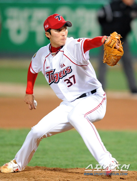 
	12�� ���ֹ���߱��忡�� ���� ���ξ߱� KIA�� �Ｚ�� ��⿡�� KIA �������� ����忡 �ö� �����ϰ� �ִ�.

����=������ ���� songs@sportschosun.com/2012.4.12


