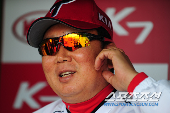 
	24�� ���� ���� ����忡�� 2012 ���ξ߱� ��ȭ�� KIA�� ��Ⱑ ���ȴ�. ���� �� KIA ������ ������ �������� �̾߱⸦ ������ �ִ�.

����=���� ���� kyungmin@sportschosun.com / 2012.04.24.


