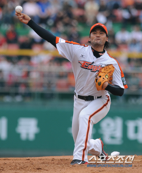 
	29�� ���� û�����տ�忡�� 2012 ���ξ߱� �ؼ��� ��ȭ�� ��Ⱑ ���ȴ�. ��ȭ �������� ����ȣ�� �ؼ� Ÿ�ڵ��� ���� ������ ���� ������ �ִ�.

û��= ���� ���� kyungmin@sportschosun.com / 2012.4.29.


