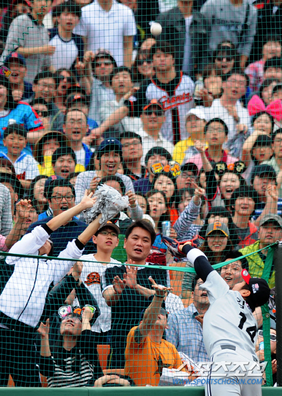 
	29�� �λ걸�忡�� 2012 ���ξ߱� LG�� �Ե��� ��Ⱑ ���ȴ�. 3ȸ�� 2�� 2�� �Ե� ���ؿ��� �Ŀ��� 3���� �ͻ����� ���� �������� �ִ�. ���� 3��� �������� ���� ��������� ���� ���ߴ�.

�λ�=����� ���� cjg@sportschosun.com/2012.04.29/


