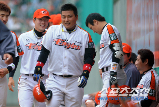 
	29�� ���� û�����տ�忡�� 2012 ���ξ߱� �ؼ��� ��ȭ�� ��Ⱑ ���ȴ�. 4ȸ�� ��ȭ ���±��� ���߿� �ַ�Ȩ���� ģ �� ���ƿ� �տ��� ������ �������̺긦 ������ �ִ�.

û��= ���� ���� kyungmin@sportschosun.com / 2012.4.29.


