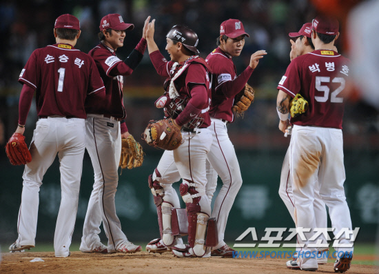 
	28�� û�� ���忡�� ������ ��ȭ������ 7��5�� �������� �ŵ� �ؼ� �������� ����� ��ó�� �� �������̺긦 �ϰ� �ִ�. û��= ���� ���� kyungmin@sportschosun.com


