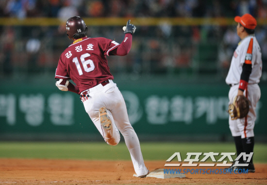 
	28�� û�� ��ȭ�� 8ȸ 1�� Ȩ���� ��Ʈ�� �ؼ� ����ȣ�� 1�縦 ���� �ִ�. û��= ���� ���� kyungmin@sportschosun.com 


