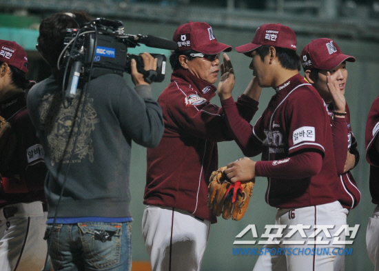 
	����� �ؼ� ������ 28�� û�� ��ȭ�� �¸��� Ȯ���� �� ���ƿ� �տ��� �������� �����ϰ� �ִ�. û��= ���� ���� kyungmin@sportschosun.com 


