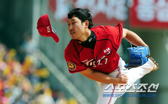 
	�λ�� KIA�� 2012 ���ξ߱� ��Ⱑ ���������� �� ��� ��� �߱��忡�� ���� ����. KIA �������� ���� ���� 1ȸ �λ� �������� ���� ���ڰ� ������ ������ ȥ���� ���� ���� ���� ������ �ִ�. �������� �����󿡰� 3��Ÿ�� ��������� �̴��� ���������� Ʋ�� ���Ҵ�.

���=������ ���� rainmaker@sportschosun.com/2012.04.29/


