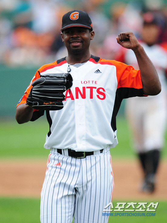 
	�Ե� ������ �Ϻ��� ��Ī���� ���� �¸��� �Ȱ��. 29�� LG���� Ȩ���Ӽ� ������ ������ Ÿ�ڸ� ������ �Ϻ����� Ȯ���� �� ȯȣ�ϰ� �ִ�.

�λ�=����� ���� cjg@sportschosun.com


