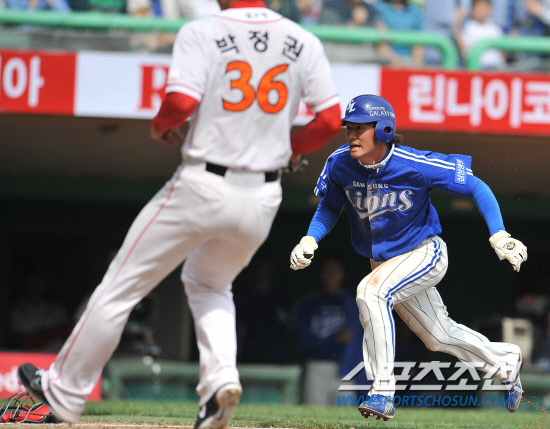 
	���ξ߱� �Ｚ�� SK�� �ָ� 3���� ������ ��Ⱑ 29�� ��õ ���о߱��忡�� ��������. 5ȸ�� 1�� 3�� ������ �̽¿��� ���߶����� 3��� �İ����, ���� �������� ��å�� ����, ���������� �ϰ� �ִ�.

��õ=���ؿ� ���� noodle@sportschosun.com/2012.04.29/


