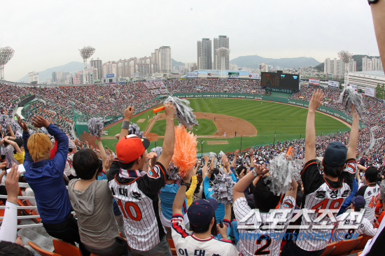 
	65��� ���� ���ξ߱� ������ 100���� ������ ��� 29�� �λ� LG�� �Ե��� ��⸦ �������� ���������� ã�� ������ �ĵ�Ÿ�� ������ �ϰ� �ִ�.

�λ�=����� ���� cjg@sportschosun.com/2012.04.29/


