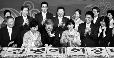 
	���� 24�� �̼�(ڷ����88��)�� ���� ���ڰ� LG ����ȸ��(���� ���)�� �������� ���ϸ� ������ ���� �� ����ũ�� �ڸ��� �ִ�. ���� ���ʿ������� �峲 ������ LG ȸ�� �κ�, �� ����ȸ��, ū�ճ� ���澾 �κ�, ������ ��ȸ���� �� ������, ���� ���ʺ��� 3�� ������ LG���� ��ȸ�� �κ�, ��� ����, 2�� ������ �񼺱׷� ȸ�� �κ�, 4�� ������ �񼺱׷� ��ȸ�� �κ�.
