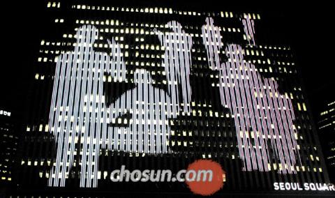 
	���￪ �� ���ｺ���� ���� ���鿡 �ѡ��� ���� �۰����� ��ǰ�� �󿵵Ǵ� ���. /ä�¿� ���� rainman@chosun.com
