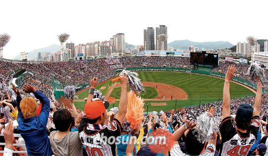 
		2012���ξ߱��� ��� ù ���� 700�� �ô븦 ���� �����ϰ� �ִ�. 29�Ͽ��� ���� 65��� ���� ���� ���� 100������ ����(101��1006��)�ϸ� ���� �ִ� ����� ������. �̳� ���������� ���� ä�� �ҵ��� �ĵ�Ÿ�� ������ ��ġ�� �ִ�. /����� ���� cjg@sportschosun.com
