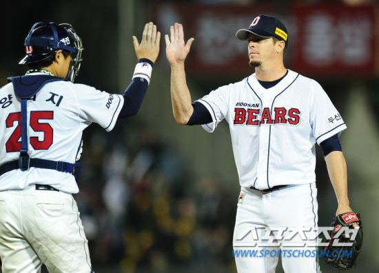 
	�λ� ������ �����Ͱ� 6���̺�� �� �ι� ���θ� �޸��� �ִ�. ������ ���� rainmaker@sportschosun.com


