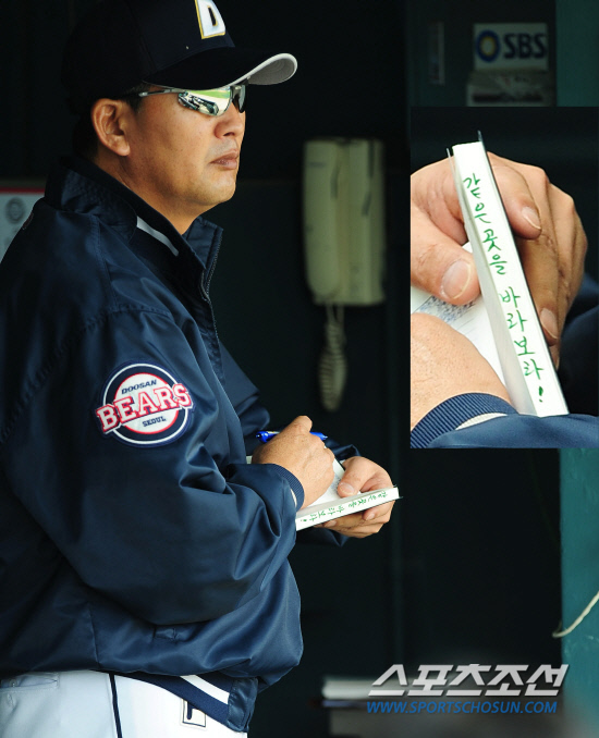 
	�λ� ������  ������ ��ø���� '���� ���� �ٶ󺸶�!'��� ������ ���� �ִ�. ������ ���� ����Ʈ�� ���� ��ǥ�� ���� �ڴٴ� ������ ������ ������ �߿��ϰ� ����� ������. ���=������ ���� rainmaker@sportschosun.com


