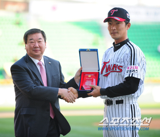 
	  ���ο� ���̹� LG�� �ؼ��� 2012 ���ξ߱� ��Ⱑ 26�� ��� �߱��忡�� ���ȴ�. ��⿡ �ռ� KBO ������ ���簡 817���� ���� �ִ����� ����� ���� LG ���������� �û��� �ϰ� �ִ�.

���=������ ���� rainmaker@sportschosun.com/2012.04.26/


