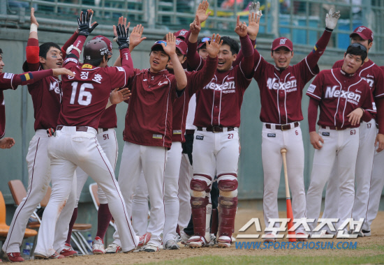 
	29�� ���� û�����տ�忡�� 2012 ���ξ߱� �ؼ��� ��ȭ�� ��Ⱑ ���ȴ�. 6ȸ�� ���߿� 2�� Ȩ���� ģ �ؼ� ����ȣ�� ���ƿ� �տ��� ������ ȯȣ�ϰ� �ִ�. û��= ���� ���� kyungmin@sportschosun.com 


