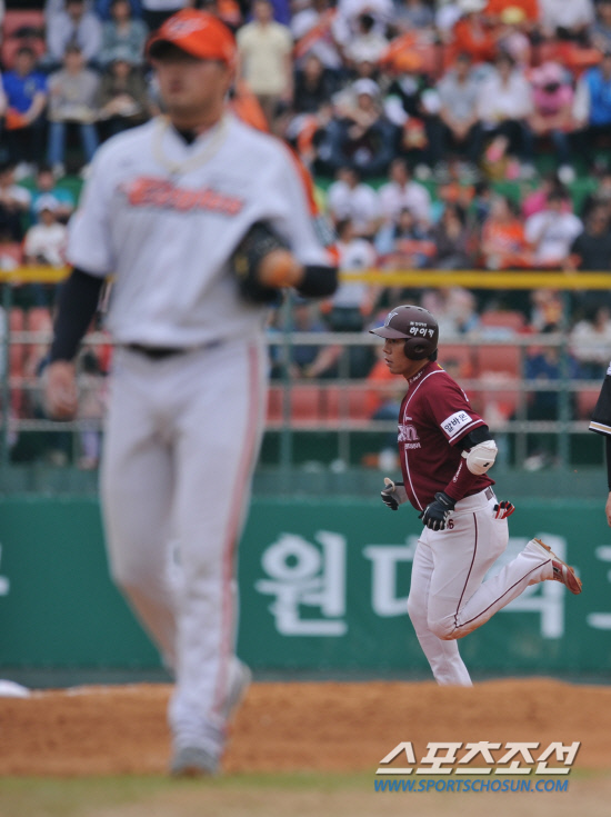 
	29�� ���� û�����տ�忡�� 2012 ���ξ߱� �ؼ��� ��ȭ�� ��Ⱑ ���ȴ�. 6ȸ�� ��ȭ �Ƚ¹ο��Լ� ���߿� 2�� Ȩ���� ģ �ؼ� ����ȣ�� �׶��带 ���� �ִ�. û��= ���� ���� kyungmin@sportschosun.com 


