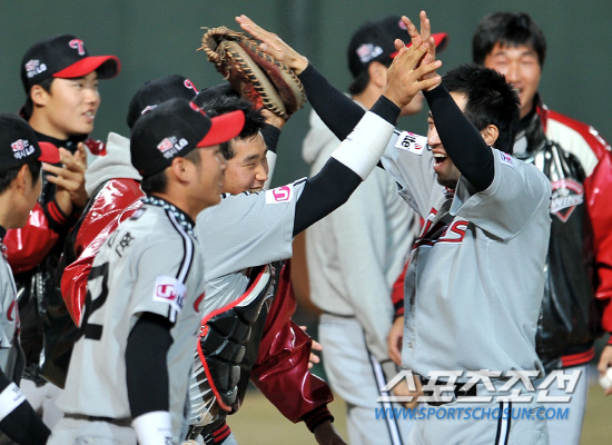 
	LG �������� ������ 19�� ��ȭ���� û�ְ�⿡�� �¸��� �� ȯȣ�ϰ� �ִ�.

û��=���ؿ� ���� noodle@sportschosun.com


