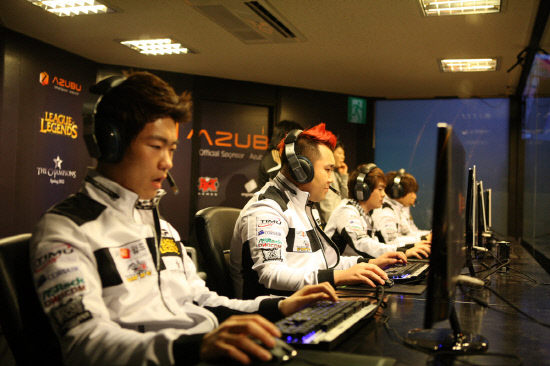 
	���ѱ����� ������ '���� ���� ������'�� ù ���Ը����� 'LOL �� è�Ǿ� ������ 2012'�� ������ ���������̾� �������� ��⿡ �����ϰ� �ִ�.


