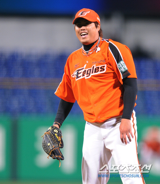 
	26�� ���� ���� ����忡�� 2012 ���ξ߱� ��ȭ�� KIA�� ��Ⱑ ���ȴ�. ��ȭ �������� �������� 6ȸ�� �̿�� Ÿ�� �� �ֽ��� �� ������ ���� �ִ�.

����=���� ���� kyungmin@sportschosun.com / 2012.04.26.


