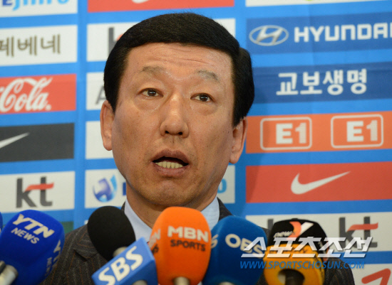 
	�ְ��� A��ǥ ������ ����ö(�ƿ�ũ���θ�ũ), ����ȣ(����) �� ������ �������� �ⷮ�� �������� ������ �� 1�� ��õ������ ���� �ͱ��ߴ�. �ְ��� ������ �������� ���ͺ信 ���ϰ� �ִ�. ��õ����=����� ���� cjg@sportschosun.com


