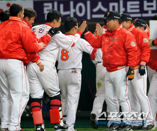 
	SK �̸��� ������ ����� ������� �������̺긦 ������ ���. �� ������ ������� ���ڸ޽����� ��ȭ�� ������ �ִ�. ���� ���� wook@sportschosun.com


