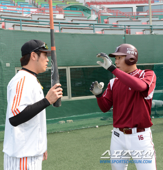 
	�ؼ��� �Ե��� ���� 3���� ù��° ��Ⱑ 1�� �񵿱��忡�� ���ȴ�. ��� �� �Ե� ����ȣ�� �ؼ� ����ȣ�� �̾߱⸦ ������ �ִ�. ��=���� ���� wook@sportschosun.com


