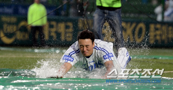 
	�Ｚ �̽¿��� 3�縦 ����ģ�� �� Ȩ���� ����۽�Ʈ�����̵��� �ϴ� ��õ �����Ӵϸ� ���ĺ��̰� �ִ�. �뱸=���ؿ� ���� noodle@sportschosun.com


