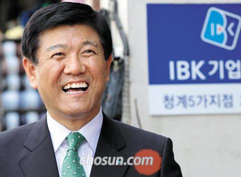 
	������ ����������� �ڽ��� ù �ٹ����� ���� û�� 5�� ���� �տ��� ȯ�ϰ� ���� �ִ�. �� ������ ���Ѱ� ���� ���Ͽ��� ����� �ӿ� �ٶ����� ���ϸ鼭 ���� ���� ����١��� ���ߴ�. /�̴��� ���� leedh@chosun.com
