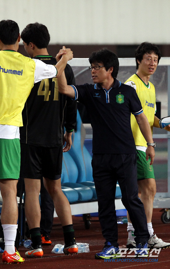 
	���� ���� ����� ���������� ����� ������� �������̺긦 �ϰ� �ִ�.  [������=�������������]


