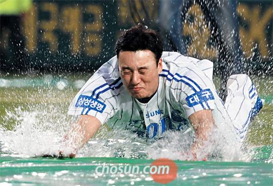 
	�̽¿��� �Ҽ��񽺡� '���� Ÿ��'�� �� ���񽺵� �����̾���. 1�� ��� ��Ⱑ ��ҵ� �뱸���忡�� �Ｚ �̽¿��� ������ ������ ������� ���� Ȩ �÷���Ʈ�� ��� �۽�Ʈ �����̵��� �ϰ� �ִ�. ���ξ߱� ��Ⱑ ��� ��ҵǸ� Ȩ�� �������� �̹� ������ �ҵ��� ���� �̷� ������ϸ� �Ѵ�. �̳��� �Ｚ�� �迵���� ����� ���� �������� �����̵� ������ϸ� �߰�, ���߼��������̽¿�, �̽¿����� ��ġ�� �Ҹ��� Ŀ���� �̽¿��� ���� �׶��忡�� ���� ������. /���ؿ� ���� noodle@sportschosun.com
