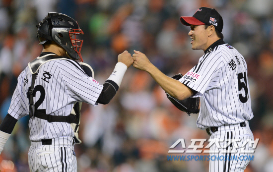 
	1�� ���� ��Ǿ߱��忡�� 2012 ���ξ߱� ��ȭ�� LG�� ��Ⱑ ���ȴ�. 9ȸ�� ������ ��Ÿ�ڸ� ������ ó���ϸ� ���̺긦 ����� LG ���߱��� ���� �ɱ�ȣ�� �ָ��� ���߰� �ִ�.

���= ���� ���� kyungmin@sportschosun.com / 2012.5.1.


