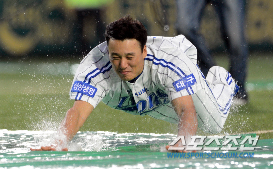 
	1�� �뱸 �ùξ߱��忡�� ������ ������ �Ｚ�� �λ��� ��Ⱑ ��õ���� ����ƴ�. ���߼����� �̽¿��� ��ġ�� �̽¿��� ��õ�����Ӵϸ� ��ġ�� �ִ�.   �뱸=���ؿ� ���� noodle@sportschosun.com


