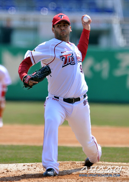 
	���ξ߱� KIA�� LG�� �ù���Ⱑ 27�� ���� ����߱��忡�� ��������. ��̷�� ���ߵ����� ������ ���� ������ �ִ�.

����=���ؿ� ���� noodle@sportschosun.com/2012.03.27/


