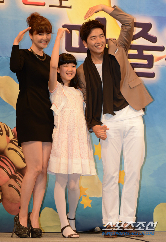 
	KBS 1TV ���ϵ�� '���� �޵� ���ٰ�'�� ���۹�ǥȸ�� 2�� ���ﵿ ���Ǹ��� �Ӹ���ȣ�ڿ��� ���ȴ�.'���� �޵� ���ٰ�'�� �������� �������� �Ի��� ��������� �ᱹ ����� �� �ڽ��� �����ִ� ���� �����̶�� ���� �δ��� ����� ���� ���޾ư��� �̾߱�� ���� 7�Ϻ��� ��۵ȴ�.

���� �Ѱ����� ������, �赿��, ���ֿ�������� ���ϰ� �ִ�.

�ֹ��� ���� deer@sportschosun.com /2012.05.02/


