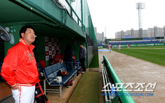 
	5��2�� ���� ����߱��忡�� ���� ���ξ߱� KIA�� SK�� ��⿡�� ��� �� SK �̸��� ������ ���ƿ����� �� ���� �ϴ��� �ٶ�� �ִ�. ���� ��õ ��� �Ǿ���. ����=������ ���� songs@sportschosum.com


