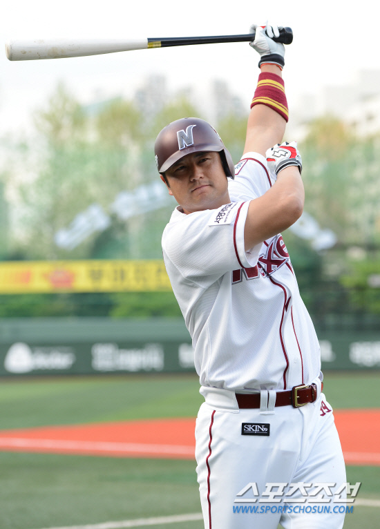 
	2�� �񵿱��忡�� ������ 2012 ���ξ߱� �Ե��� �ؼ��� ��⸦ �յΰ� SK���� �ؼ����� Ʈ���̵�� �ְ�ö ������ ��� ���ϰ� �ִ�. SK���� �ٴ� �ְ�ö�� �ؼ� ���� �������� 2���ڷ� ��Ʈ���̵�ƴ�. ��=����� ���� cjg@sportschosun.com/2012.05.02/


