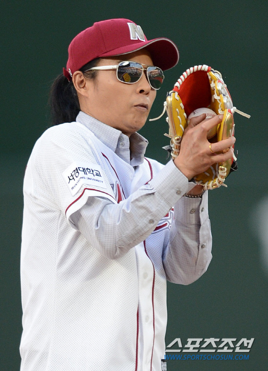 
	2�� �񵿱��忡�� 2012 ���ξ߱� �Ե��� �ؼ��� ��Ⱑ ���ȴ�. ��� �� �׷� ��Ȱ�� ���� ���¿��� �ñ��� �ϰ� �ִ�. ������ ���� �������� ���� �޴� ����� ����ִ�. ��=����� ���� cjg@sportschosun.com/2012.05.02/


