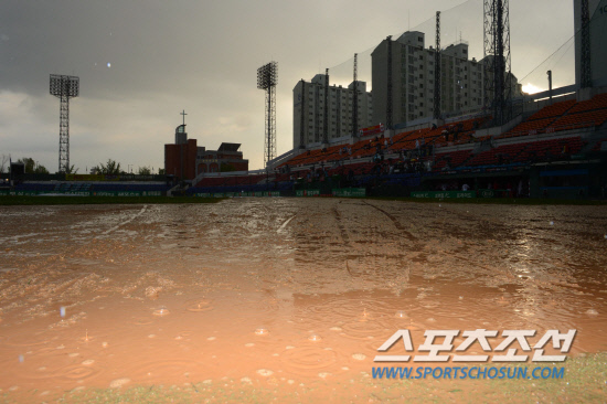 
	5��2�� ���� ����߱��忡�� ���� ���ξ߱� KIA�� SK�� ��Ⱑ ���ڱ� ���� ��� ���� ��õ ��� �ƴ�. �׶��带 ���ð� �ִ� �����. ����=������ ���� songs@sportschosum.com


