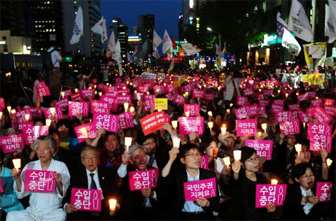 
	2�� ���� ���� û�豤�忡�� ���� '�̱� ����� �����ߴ� �� ������ �˱� �����к���ȸ'���� �����ڵ��� ��ȣ�� ��ġ�� �ִ�. �̳� �к���ȸ���� ��������, ����������, ��γ����� ����� ��ġ����ȸ ��ü �Ӹ� �ƴ϶� '�����ֿ� �̷��Ƿµ�', '���� �ư���' �� �¶��� ��� ���ӵ鵵 �����ߴ�./���ý�
