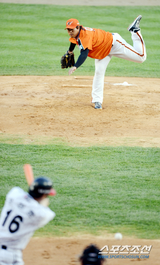 
	��ȭ ���� �������� 1ȸ�� LG �����ƿ��� �������� ���ְ� �� ����Ÿ�� ����ϰ� �ִ�.

���=������ ���� rainmaker@sportschosun.com


