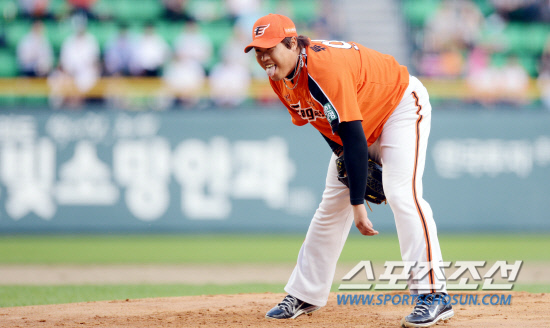 
	LG�� ��ȭ�� ��Ⱑ 2�� ��� �߱��忡�� ���ȴ�. ��ȭ ���� �������� 1ȸ LG ����Ÿ�� �ڿ��ÿ��� 4���� ����� �� �ƽ����ϰ� �ִ�. �������� 1ȸ���� 5���� �ϴ� ������ ������ ��������.

���=������ ���� rainmaker@sportschosun.com


