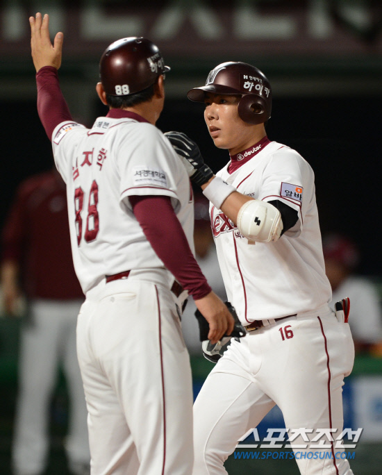 
	2�� �񵿱��忡�� 2012 ���ξ߱� �Ե��� �ؼ��� ��Ⱑ ���ȴ�. 6�� 1�� �ؼ��� 3-4�� ���� ��� ����ȣ�� ���߿� ���� �ַ����� ��Ʈ���� Ȩ���ϸ� ������ ��ġ�� ���ϸ� �ް� �ִ�.

��=����� ���� cjg@sportschosun.com/2012.05.02/


