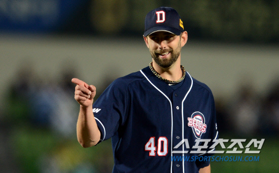 
	�λ� ���� ����Ʈ�� 7ȸ ������ ��ģ �� ���� �������� ���� �̼Ҹ� ���� �ִ�. �뱸=���ؿ� ���� noodle@sportschosun.com


